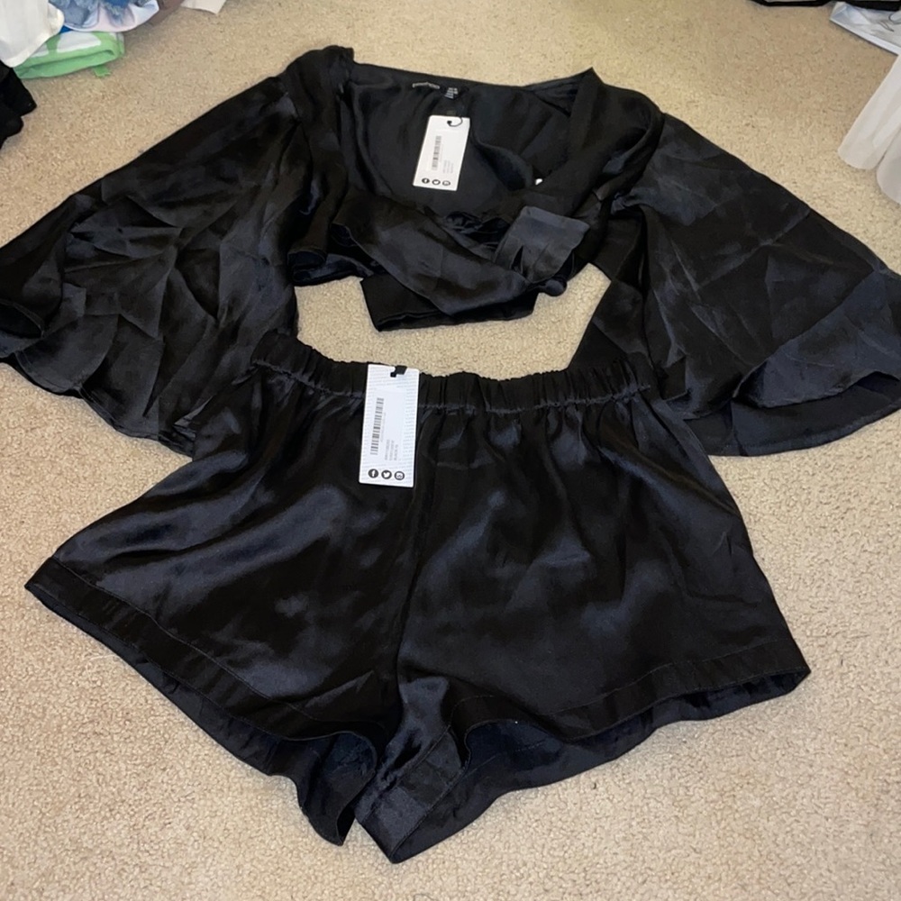Boohoo bell sleeve tie top shorts set